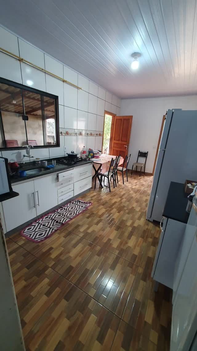 🏡 Vende-se Casa no Jardim Boa Vista – Juara/MT – R$ 270.000,00

Ótima oportunidade para sair do aluguel gastando pouco!

✅ Casa mista de madeira e alvenaria
✅ Parte de alvenaria recém-construída
✅ 03 quartos, sala dupla, cozinha e banheiro
✅ Área de serviço e varanda grande que serve de garagem
✅ Toda murada, com portão de ferro
✅ Piso de cerâmica e forro de PVC
✅ Terreno espaçoso nos fundos
✅ Escriturada

📍 Localização privilegiada no Jardim Boa Vista, um dos melhores bairros da cidade, próximo ao Fórum.

📏 Área construída: 102,00 m²
📏 Tamanho do terreno: 360,27 m²

💰 Imóvel com preço justo de mercado
🚗 Aceitamos veículo, terreno ou gado como parte do pagamento!

📲 Agende sua visita com Vanderlei no WhatsApp (66) 99601-5013.

#imoveis #casas #oportunidade #juaramt #arinosnegocios