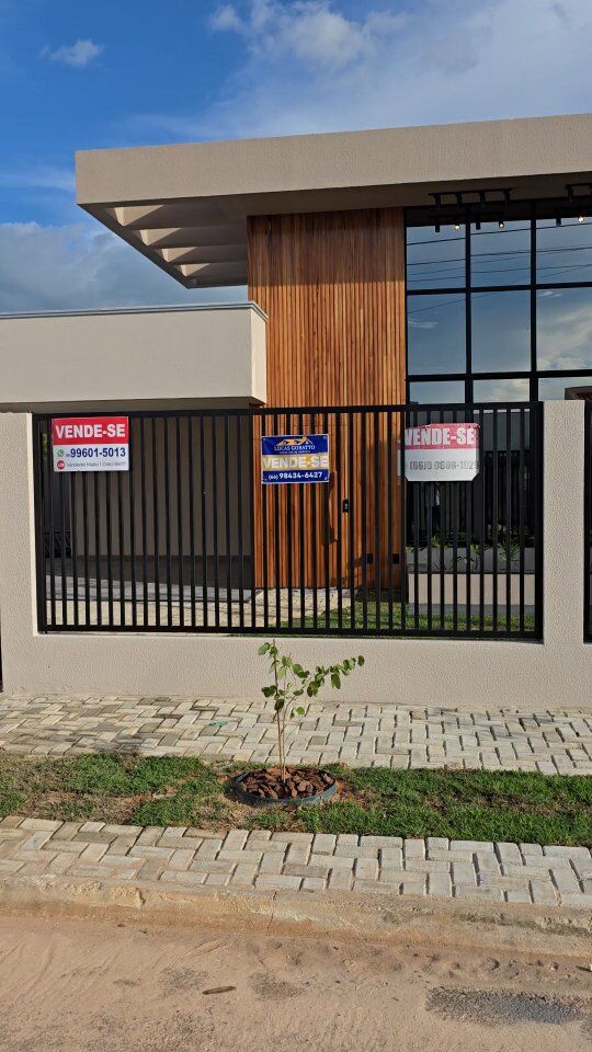 ✨🏡 Vende-se casa de alto padrão em Juara MT 🏡✨

Linda casa com:
 * 3 quartos (1 suíte) 🛌
 * Sala, cozinha gourmet grande com churrasqueira 🥩🔥
 * 1 banheiro social, despensa 🚿
 * Piscina com hidro e iluminação 🏊‍♀️🌟
 * Porcelanato, forro de gesso 💎
 * Iluminação LED 💡
 * Fechadura digital 🔒
 * Telha isotérmica 🛡️
 * Garagem para 2 carros 🚗🚗

📐 Área Construída: 195,76 m²
🌳 Terreno: 358,25 m²

💰 Facilidades que cabem no seu sonho:

🚗 Aceitamos seu veículo ou terreno como parte do pagamento! 🤝

🏦 Aceitamos financiamento bancário para você realizar seu sonho com mais facilidade! ✅

🔑 Não perca a chance de conhecer seu futuro lar!

📲 Agende agora mesmo sua visita exclusiva com Vanderlei pelo WhatsApp: (66) 99601-5013

#imoveis #casas #altopadrao #areagourmet #churrasqueira #piscina #juaramt #arinosnegocios