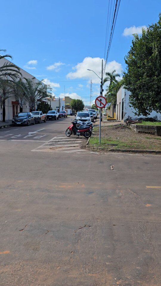 Terreno Comercial de Esquina no Centro de Juara/MT
840 m² no Coração da Cidade!

📍 Localização privilegiada: Rua Niterói esquina com a Rua Sorocaba
📐 Tamanho: 24,00 x 30,00 = 840 m² (duas matrículas)

✍️ Escriturado e pronto para construir

🏢 Ao lado da Agro Verde, cercado por comércios e a poucos metros da Prefeitura!

🚗 Quase não consegui fazer esse vídeo... de tanto movimento de carro na rua!

Já imaginou o tanto de coisa que dá para construir aqui?

 Salas comerciais embaixo e moradia em cima

 Ou tudo comercial

 Ou até mesmo uma torre!

💰 E o melhor: o preço vai te surpreender!
Preço justo de mercado para venda rápida!

⭐ Imóvel exclusivo da Arinos Negócios

📲 Fale com o Vanderlei agora mesmo no WhatsApp: (66) 99601-5013

#imoveiscomerciais #terrenocomercial #empresario #investimento #juaramt